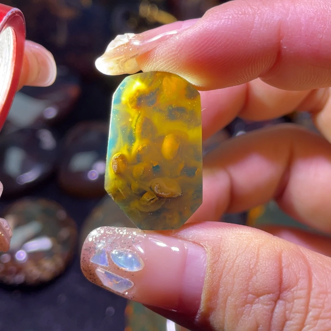 琥珀裸石未镶嵌。