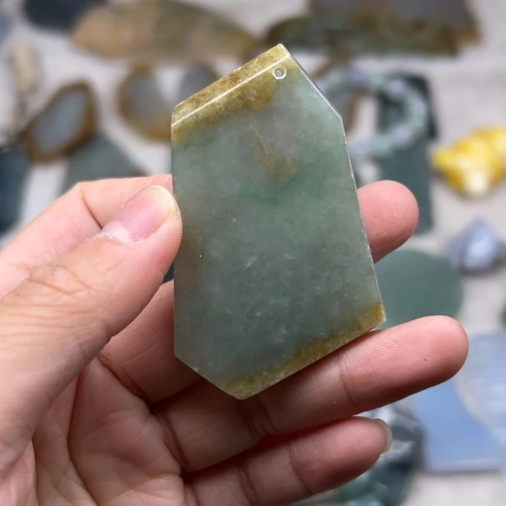 翡翠颈饰未镶嵌随行