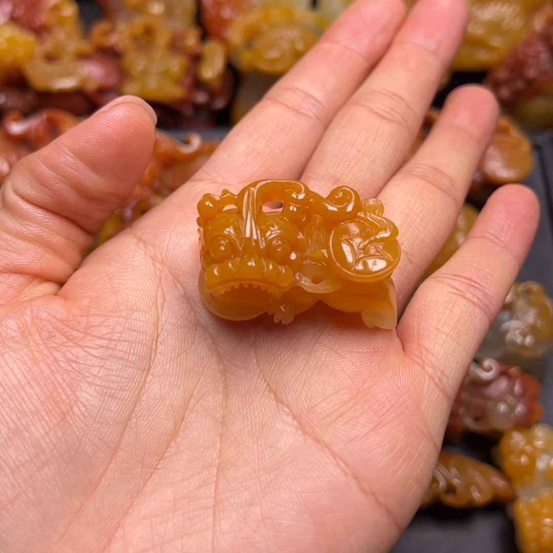 石英质玉（黄龙玉）颈饰未镶嵌