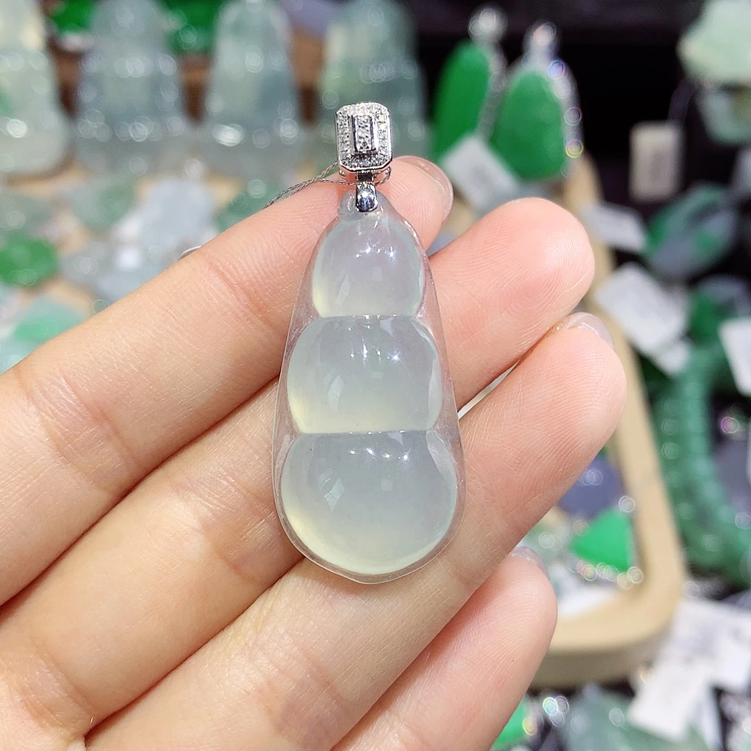 翡翠18K金镶嵌颈饰豆