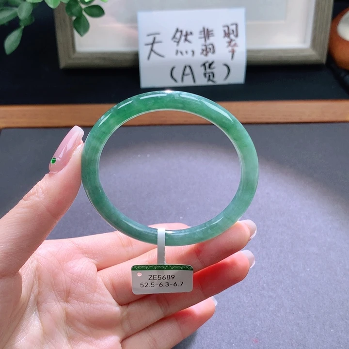 翡翠手镯未镶嵌天然翡翠手镯