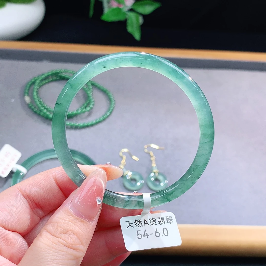 未镶嵌手镯（圆镯）翡翠