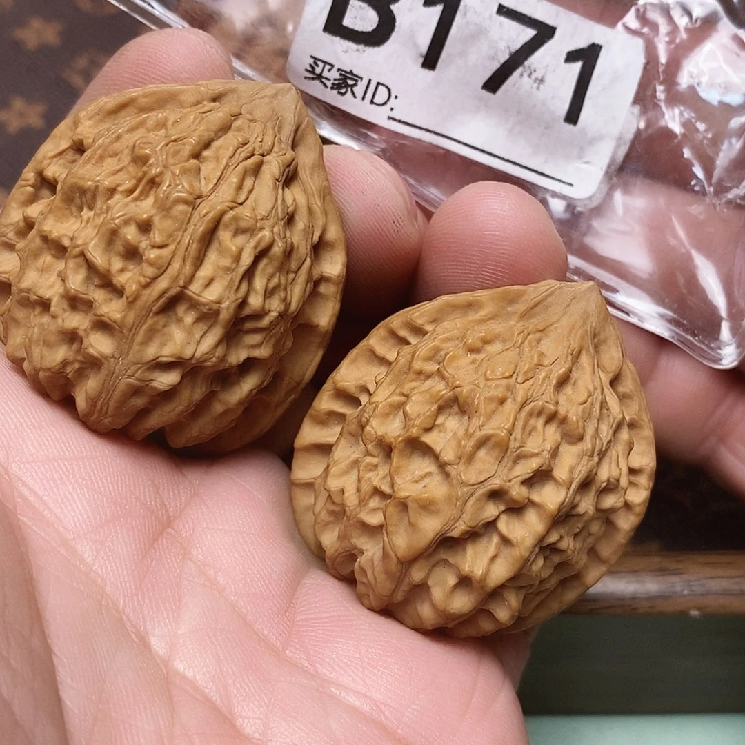 文玩核桃把件金牛。