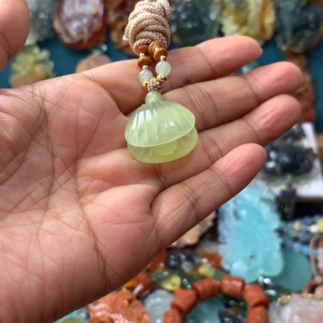 蛇纹石玉未镶嵌挂坠