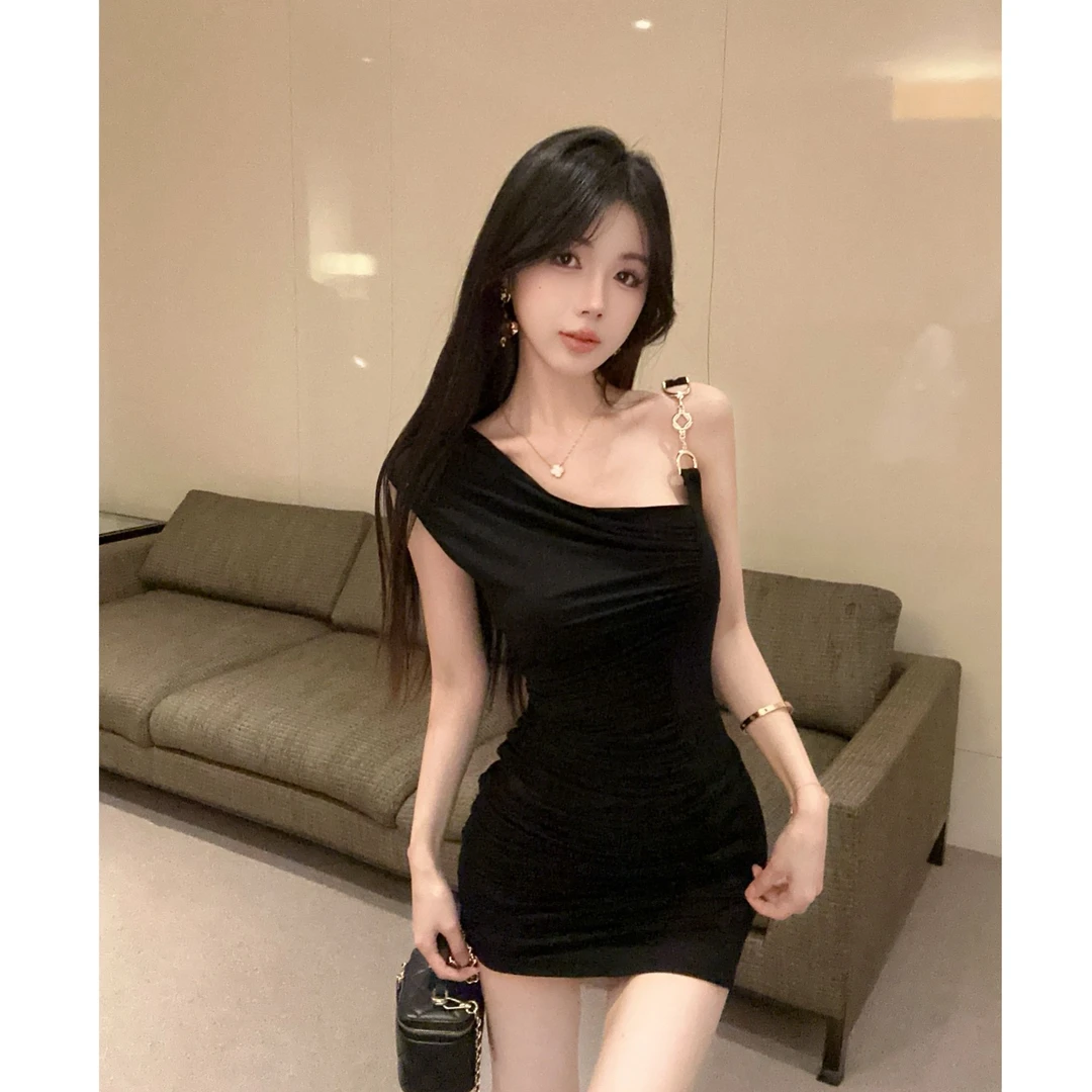 美式辣妹2025夏季新款黑色斜肩吊带连衣裙修身显瘦褶皱包臀短裙女