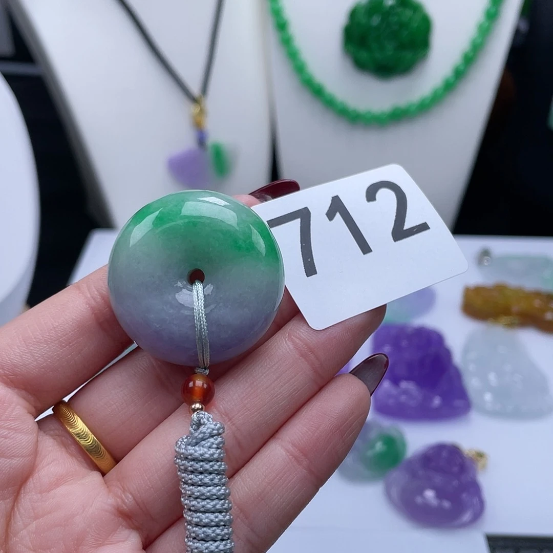 翡翠吊坠(赠链)未镶嵌