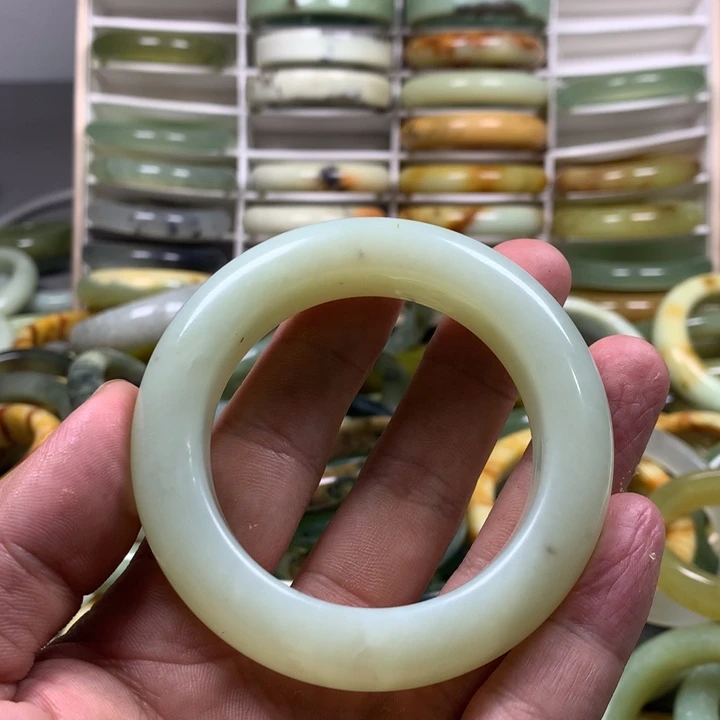 蛇纹石玉手镯未镶嵌梅*曼