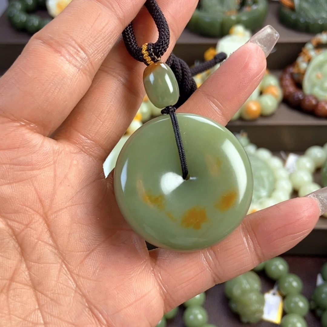 行***)透闪石质玉未镶嵌颈饰