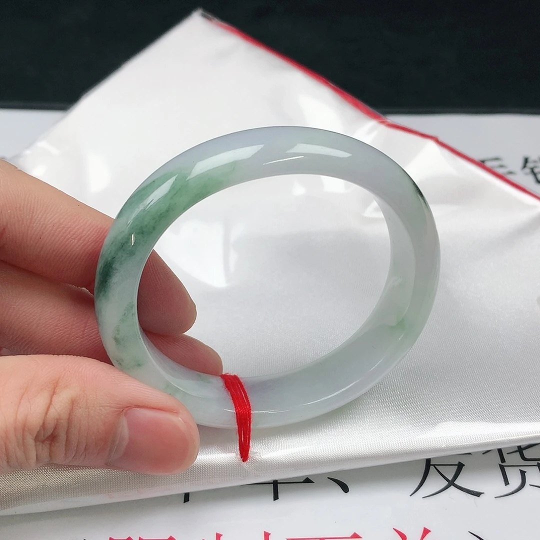 翡翠手镯未镶嵌圈52贵