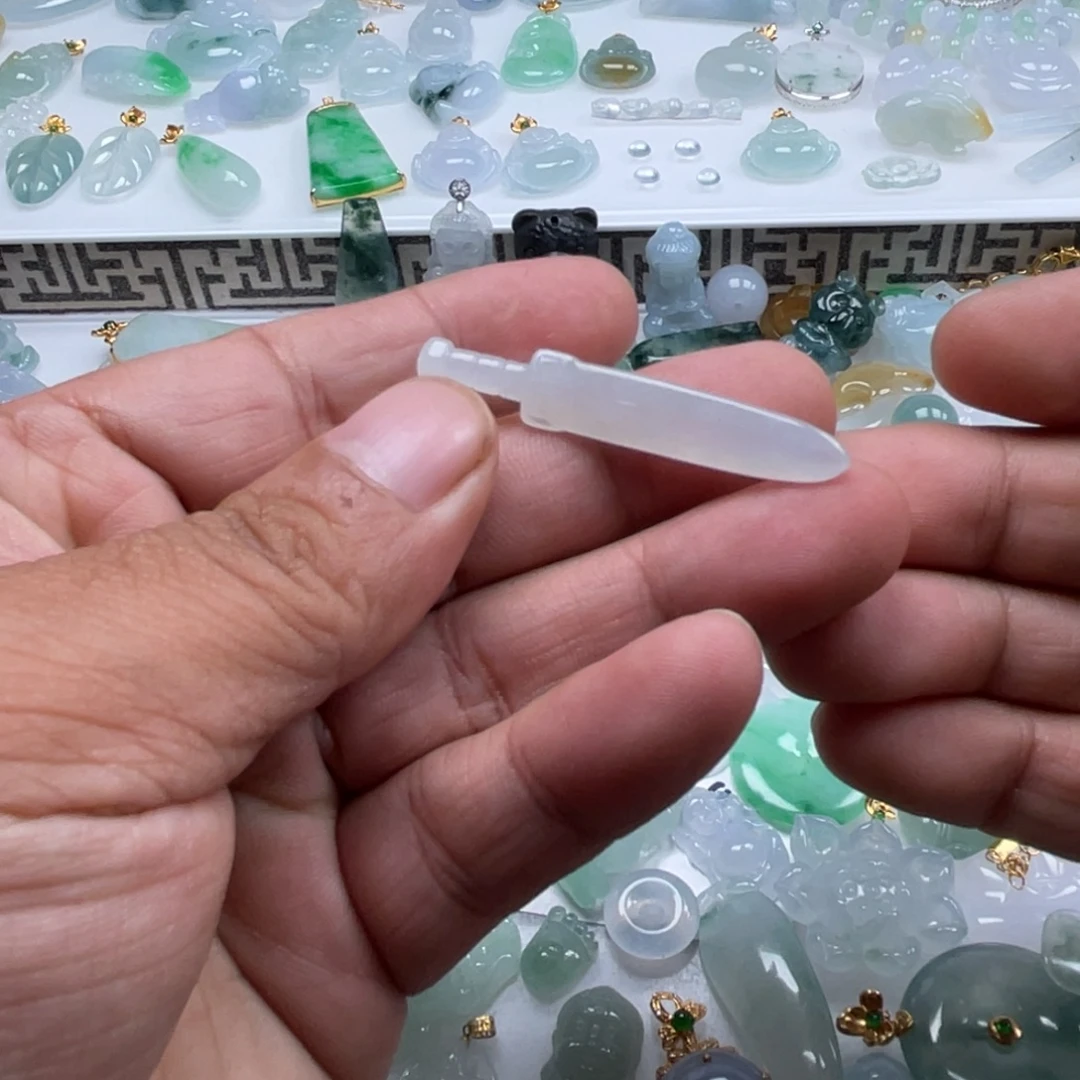 翡翠未镶嵌颈饰翡翠冰剑