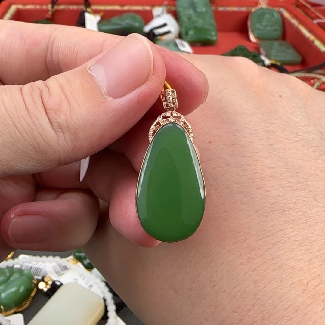 和田玉挂件18K金镶嵌水滴