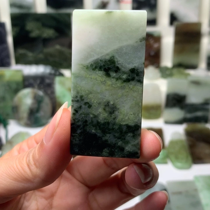 独山玉未镶嵌颈饰