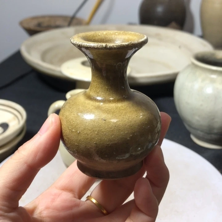 瓶时**源 玉壶春  黄釉。