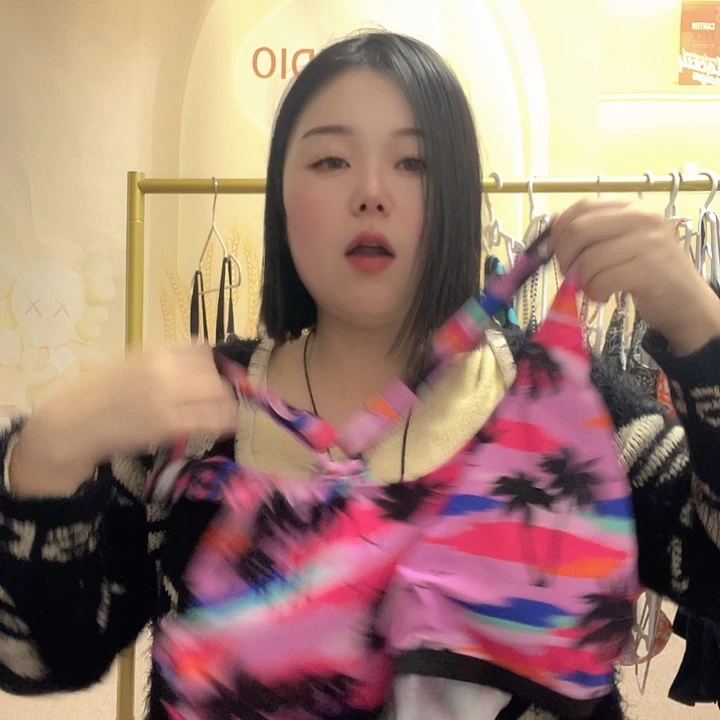 泳衣搭配技巧黑色