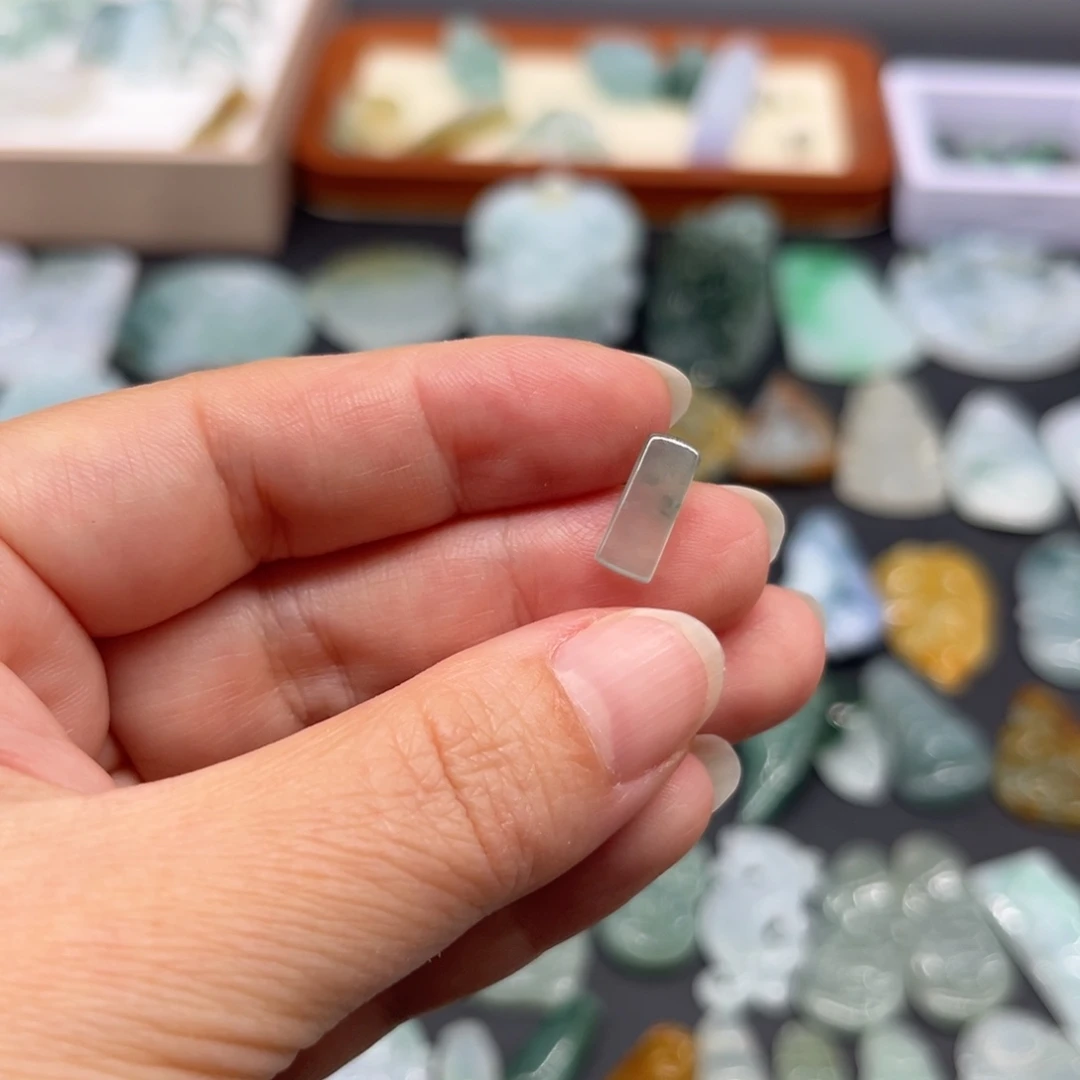 翡翠未镶嵌颈饰马鞍