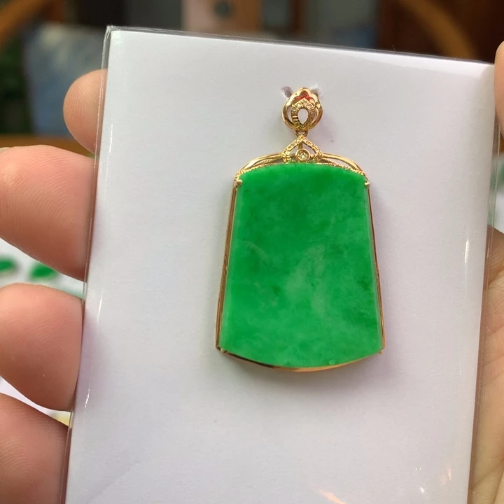 翡翠18K金镶嵌颈饰翡翠吊坠