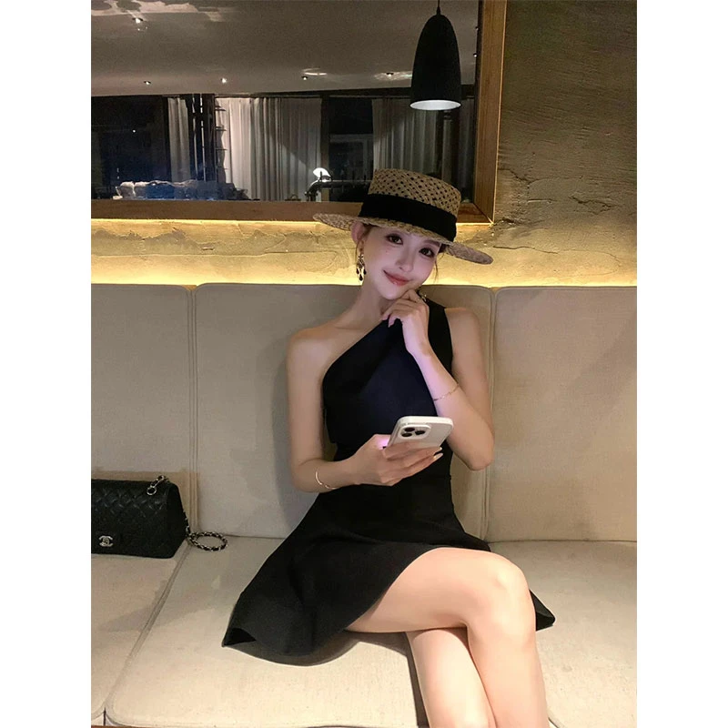 2025夏季新款智性奢雅风不对称设计气质收腰斜肩连衣裙女包臂短裙