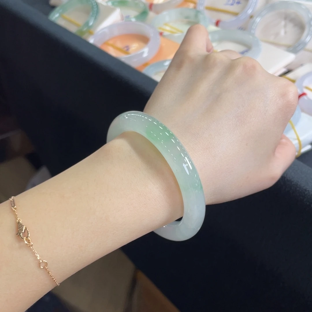 翡翠未镶嵌手镯52冰绿圆条