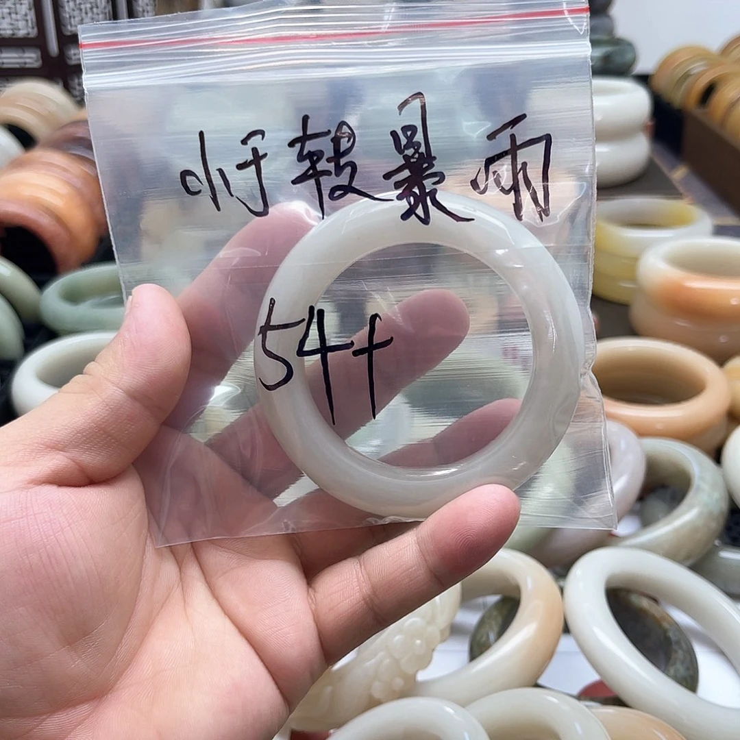 石英质玉手镯未镶嵌小****?