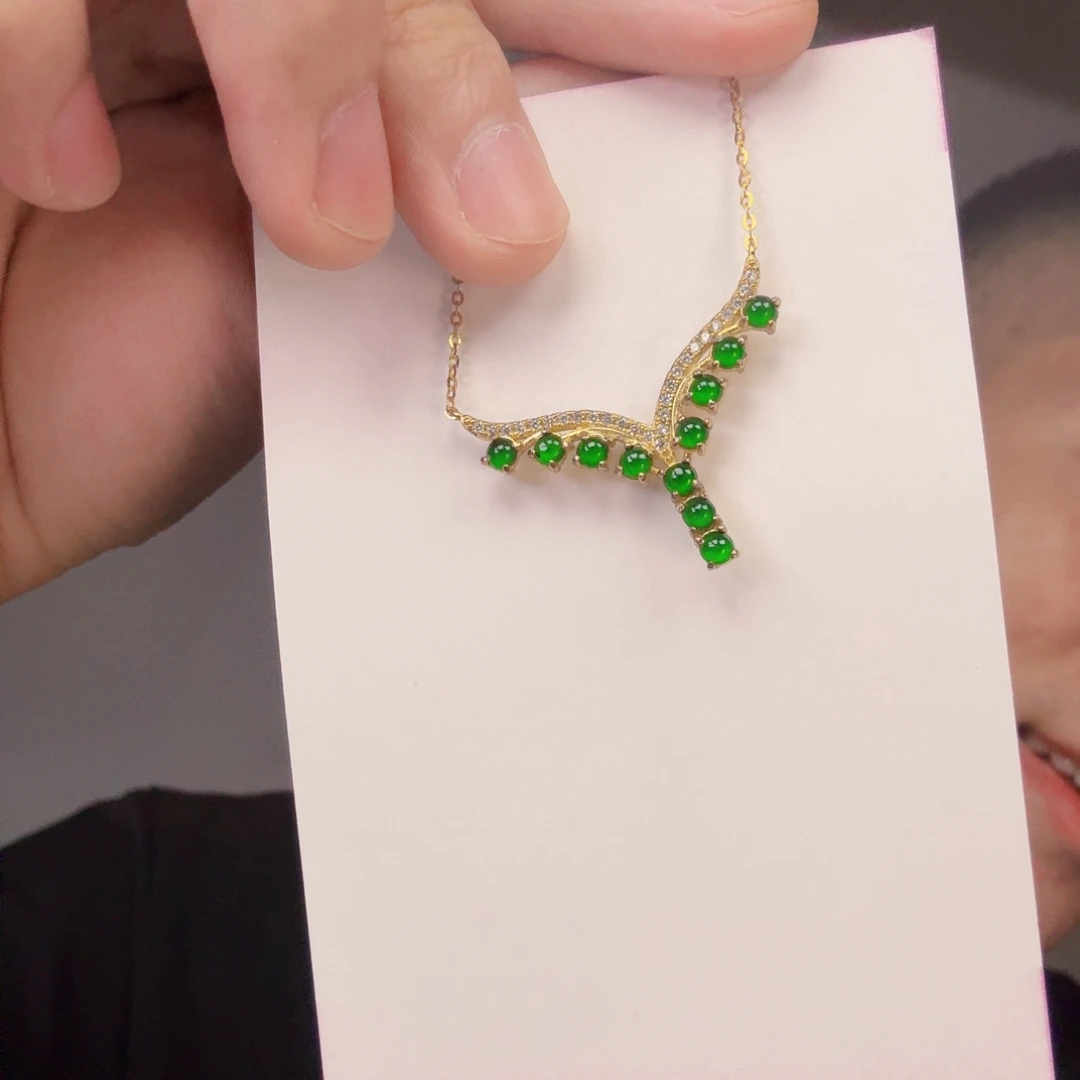 翡翠未镶嵌颈饰一件