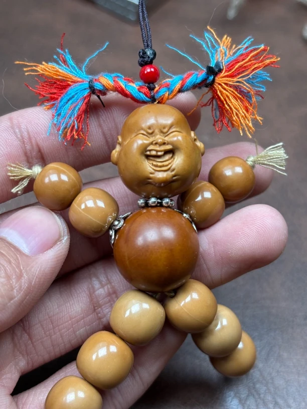 橄榄核文玩小人儿（双辫子缺牙齿）