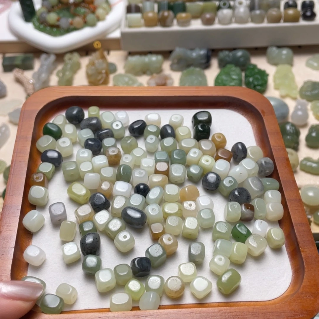 和田玉未镶嵌颈饰一个