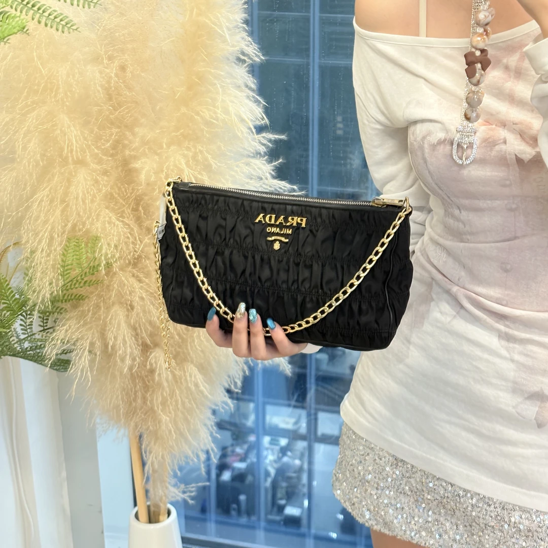 95新 Prada/普拉达 黑金褶皱链条斜挎包