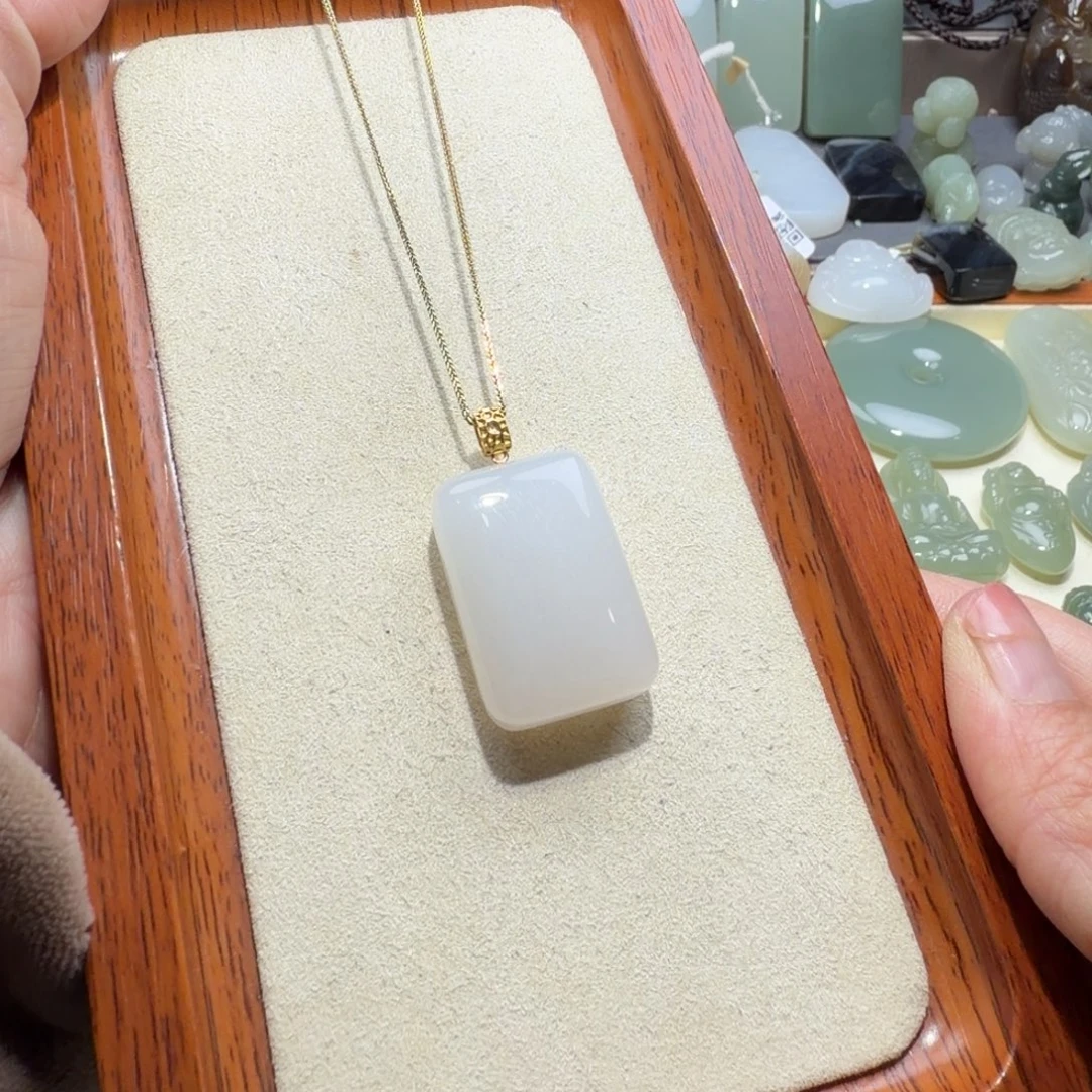 和田玉18K金镶嵌颈饰