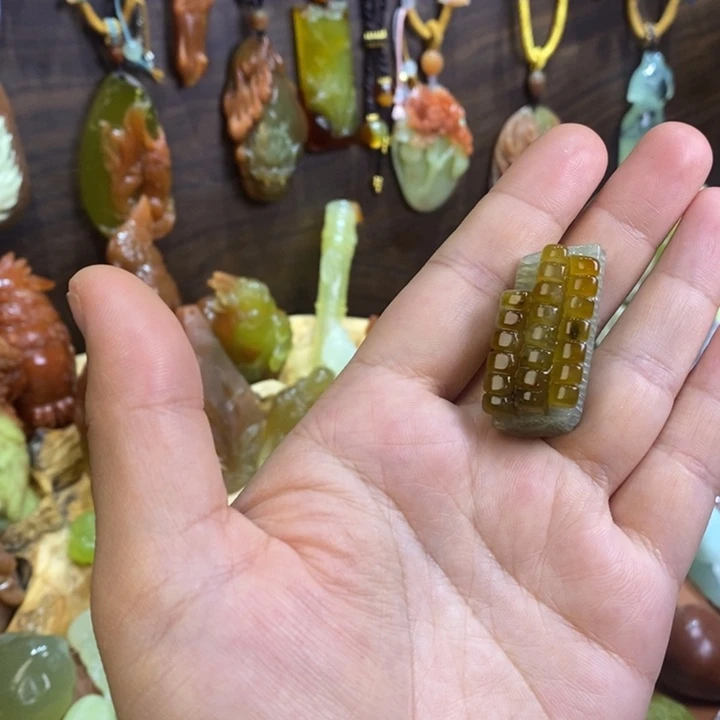 蛇纹石玉未镶嵌颈饰