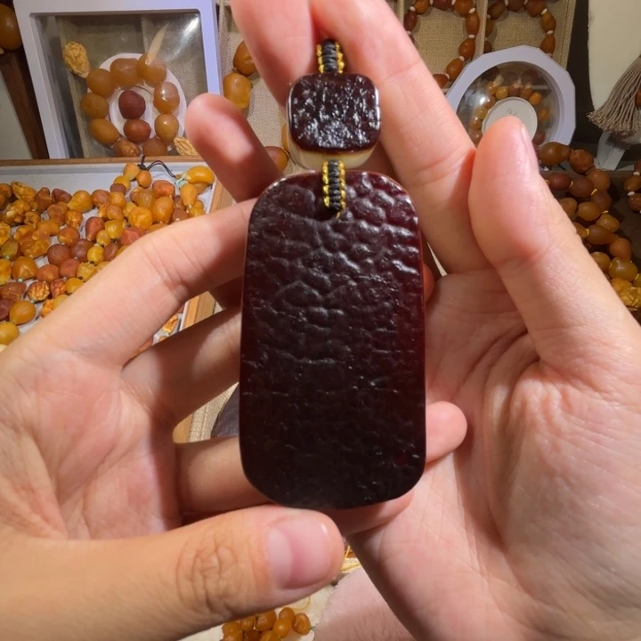 琥珀未镶嵌颈饰蜜蜡双面留皮吊坠