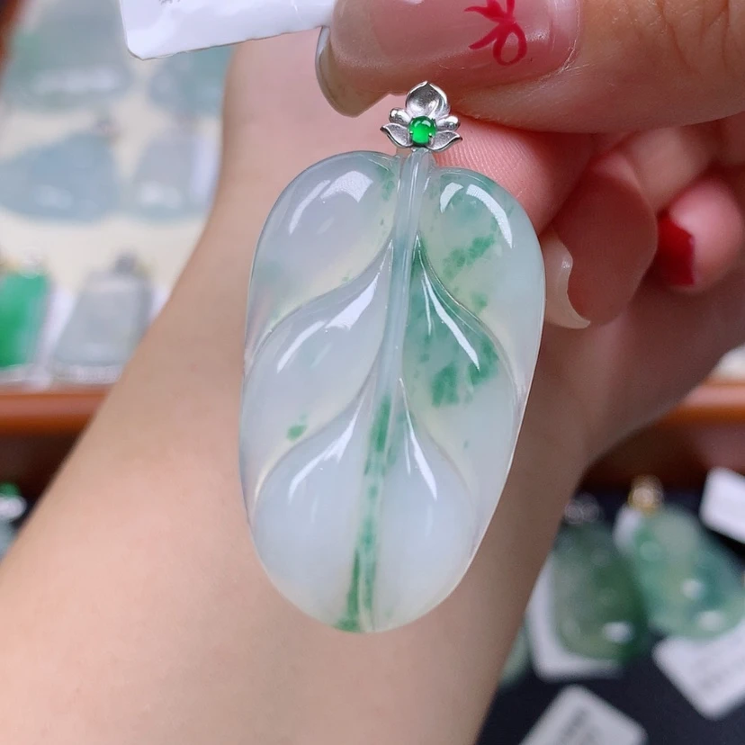 【闪购商品】翡翠18K金镶嵌颈饰叶子