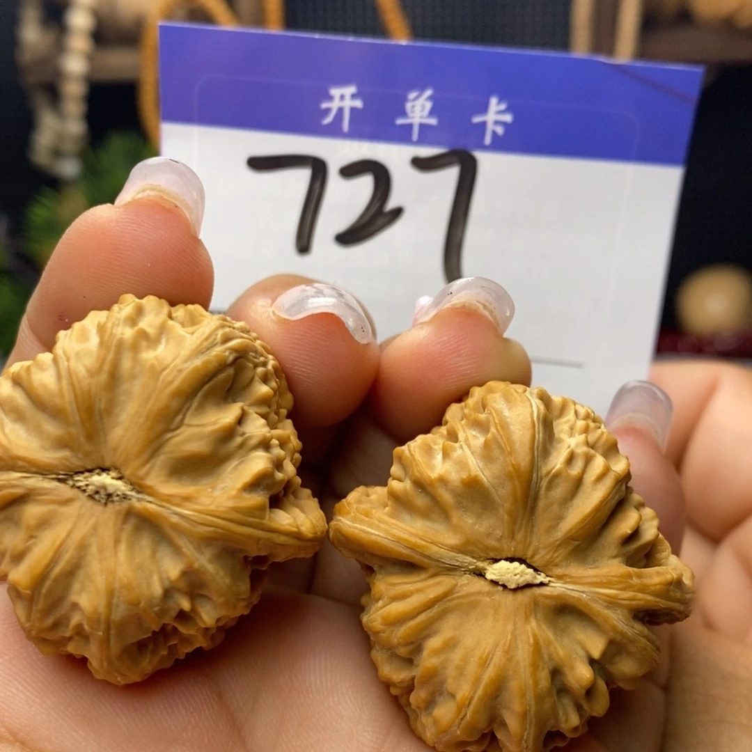 文玩核桃吊坠白狮子。边37。丹