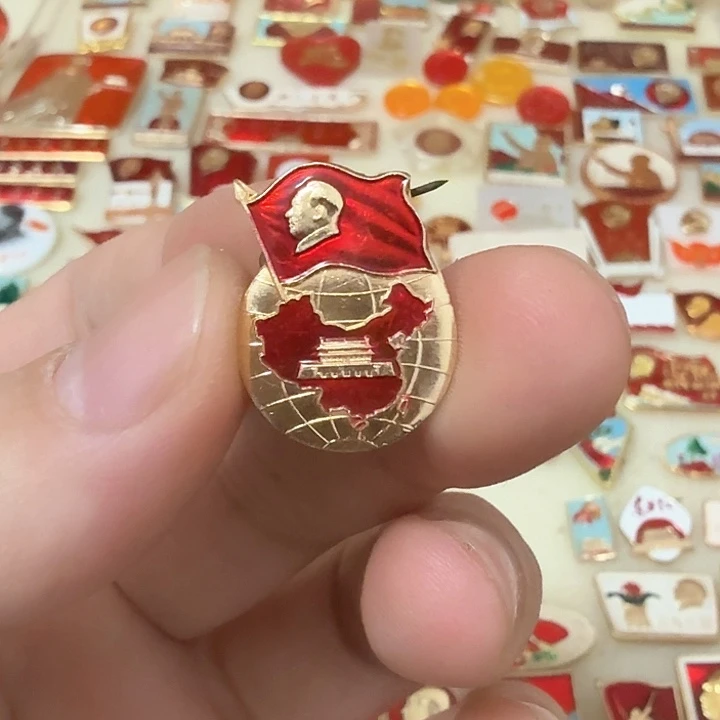铝?**?毛爷爷像章，红旗
