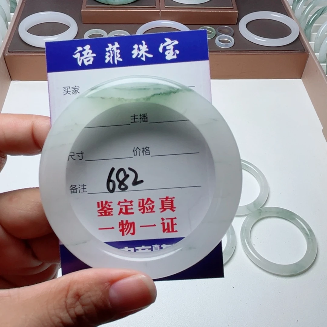 幸****未镶嵌手镯石英质玉