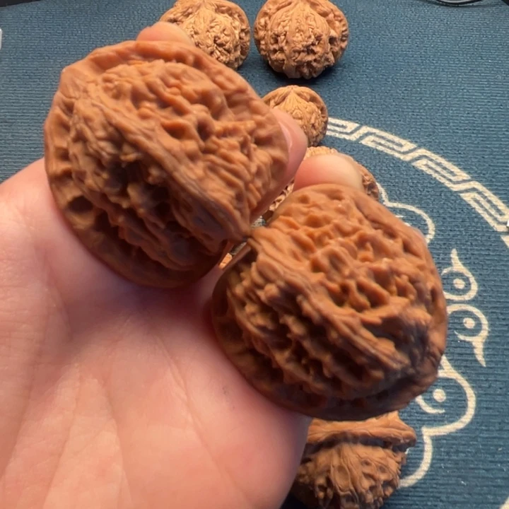 文玩核桃吊坠红狮子