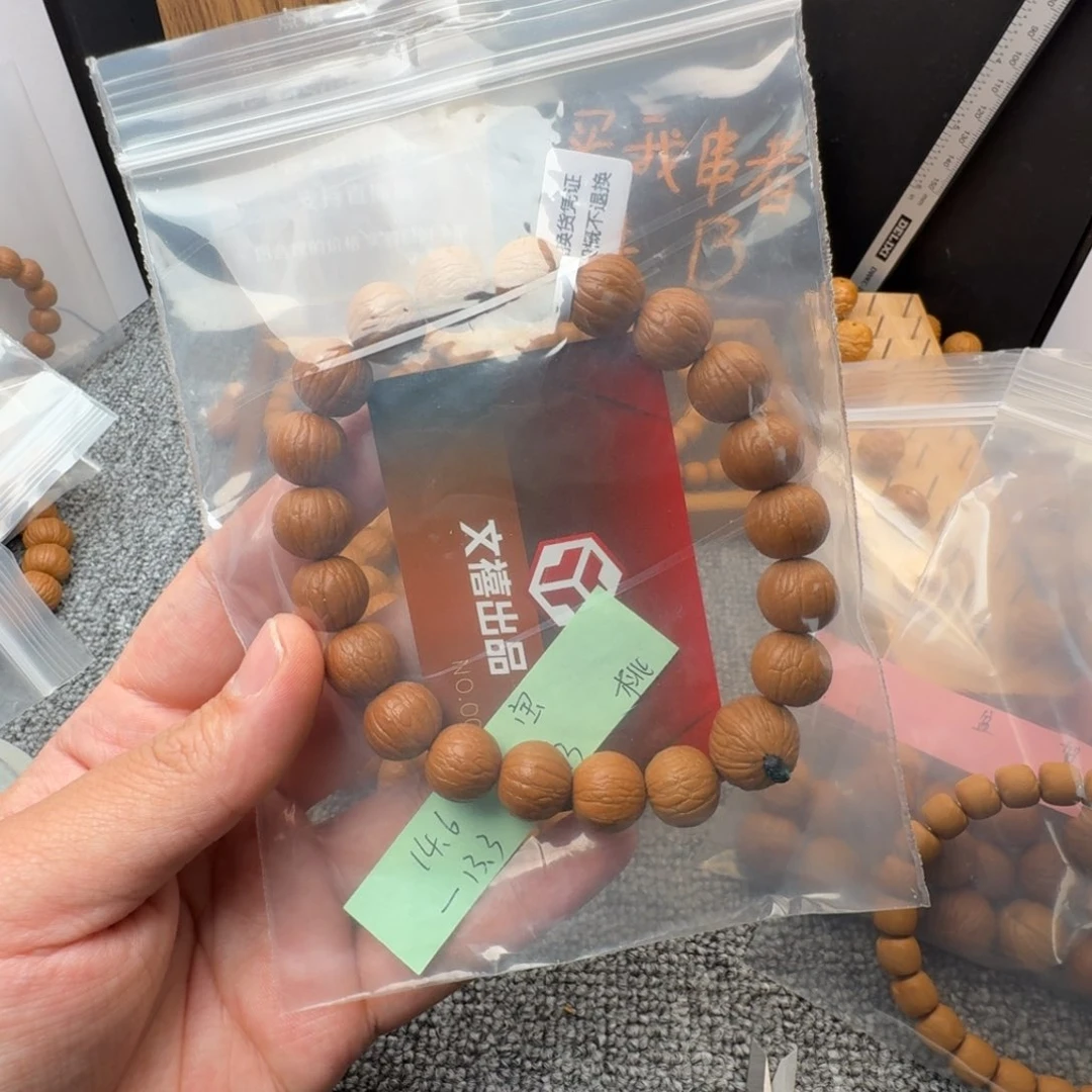 猴头核桃吊坠一****人聚宝盆