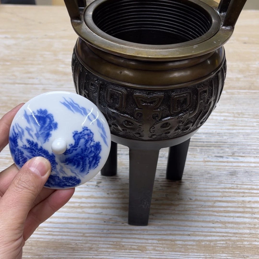 瓷片密密麻麻地排列着