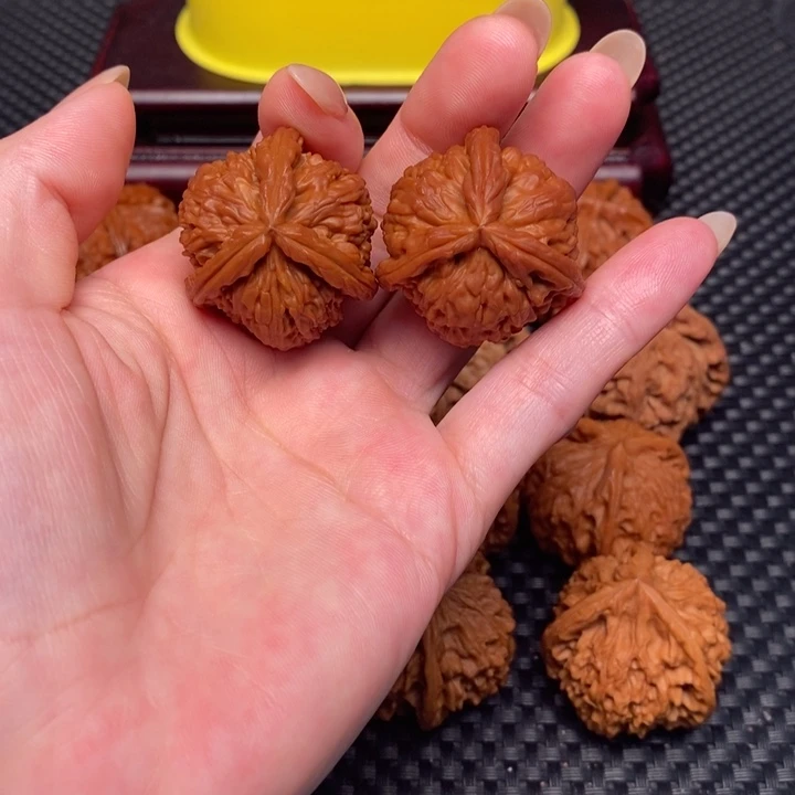 文玩核桃吊坠白奔