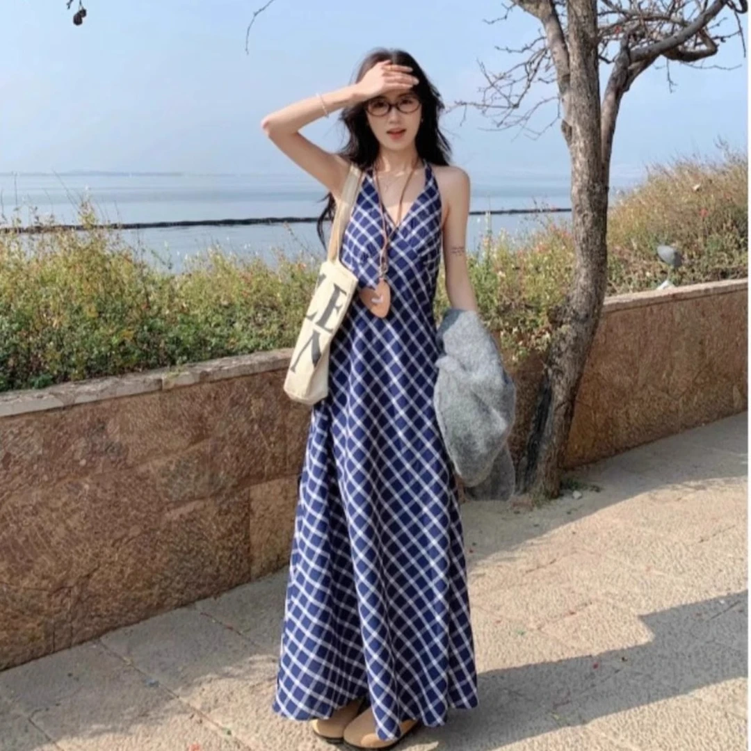 蓝色复古格纹连衣裙女夏季新款高级感挂脖裙设计感显瘦气质长裙子