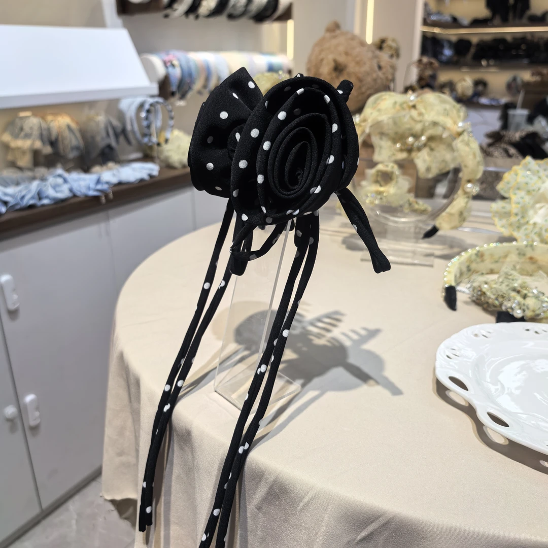 A361黑色波点玫瑰花飘带抓夹