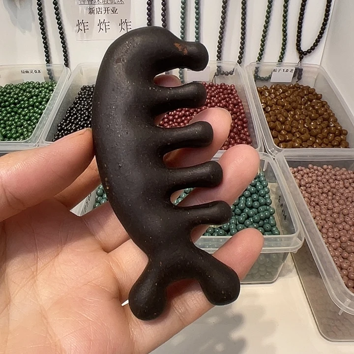 泥塑乌发方小海豚梳子一把