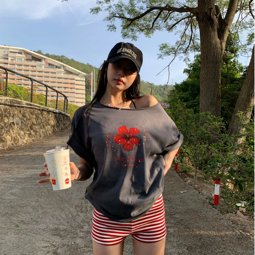 设计感烫钻斜肩短袖T恤女夏季小众条纹休闲裤短裤两件套