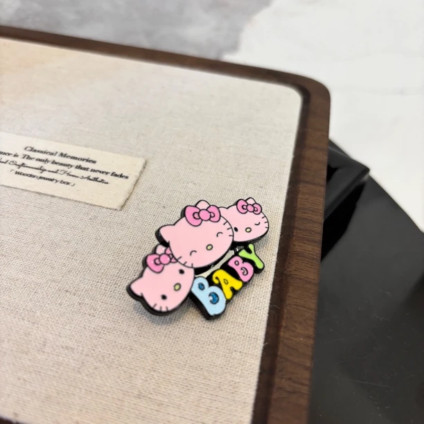 铜合金珐琅胸针 三粉色kt胸针XZ169