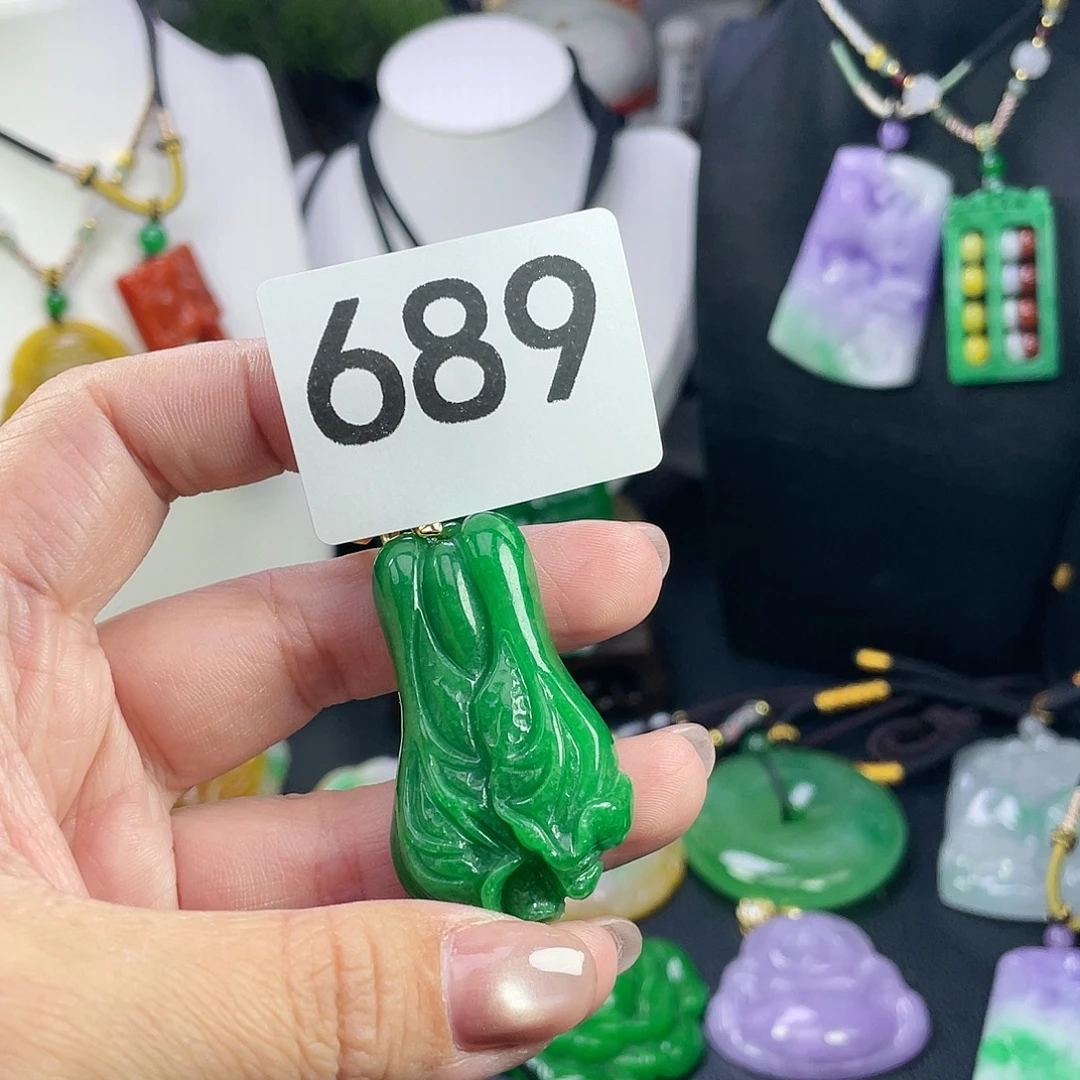 翡翠未镶嵌吊坠(赠链)