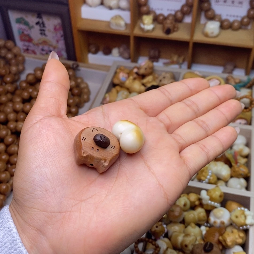 吊坠猴头核桃咖啡豆熊和炭烤爱心