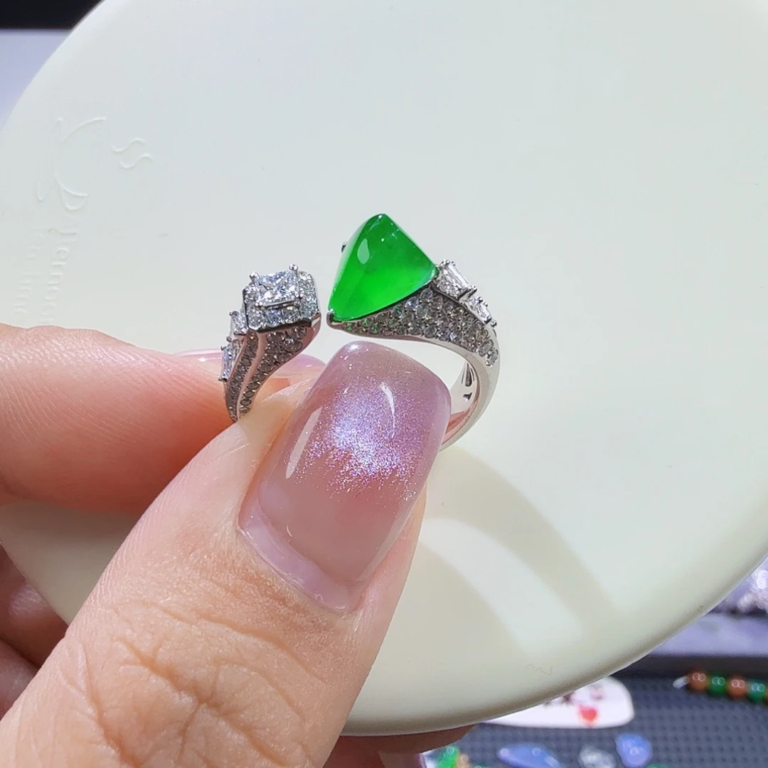 翡翠18K金镶嵌颈饰戒指