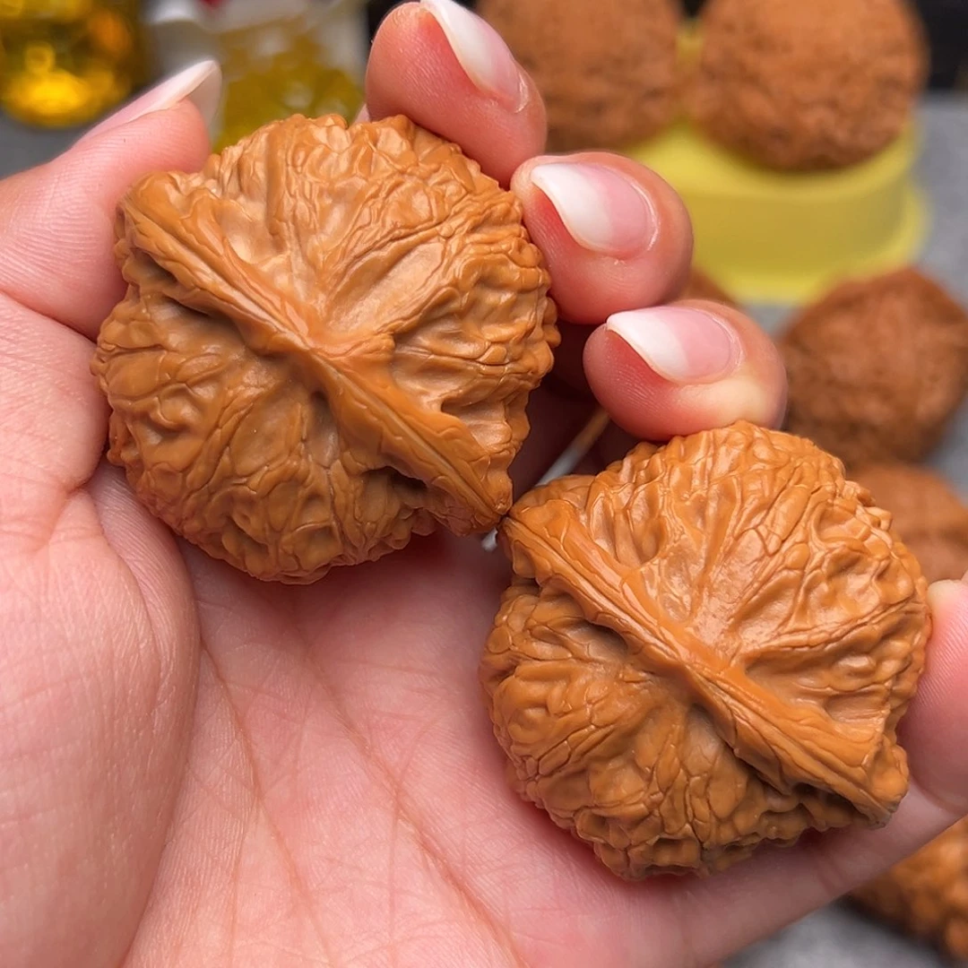 把件文玩核桃红皮肉球宫灯43