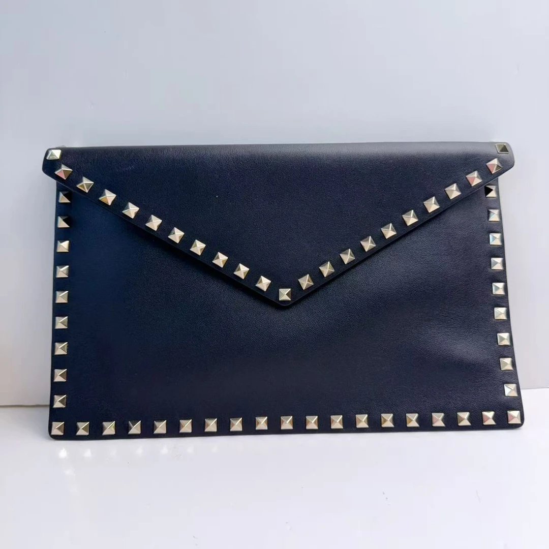 95新 Valentino/华伦天奴 华伦天奴黑色铆钉手拿包