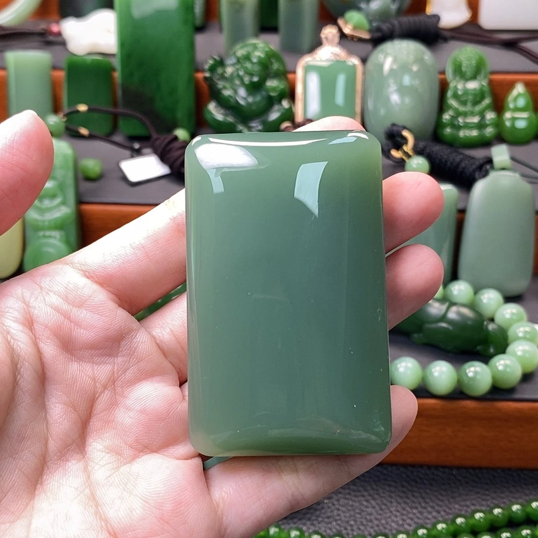 和田玉（碧玉）未镶嵌颈饰向****生碧玉粉青无事牌