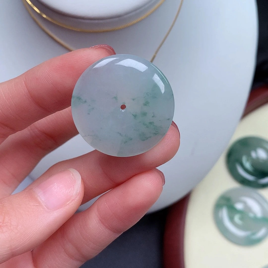 翡翠颈饰未镶嵌平安扣